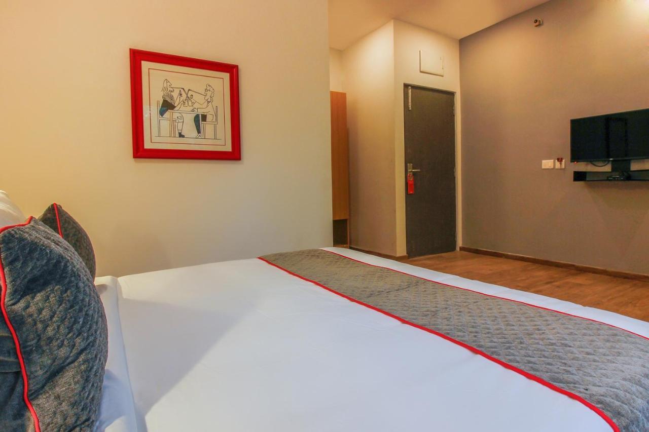 ホテル Townhouse White Ridge Shivam Road Lālāguda エクステリア 写真